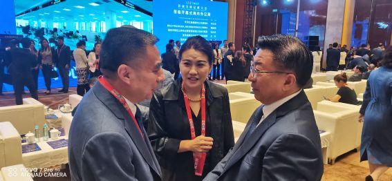 仕龍集團(tuán)董事長(zhǎng)許寶平與錦州市委書記劉克武、遼寧省江蘇商會(huì)會(huì)長(zhǎng)劉慶合影